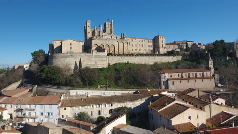 Luftaufnahme-In-Richtung-Béziers-Kathedrale,-Blauer-Himmel,-Dachhäuser