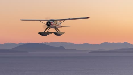 hidroavión volando sobre el océano pacífico en la costa oeste