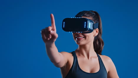 mujer usando casco de realidad virtual