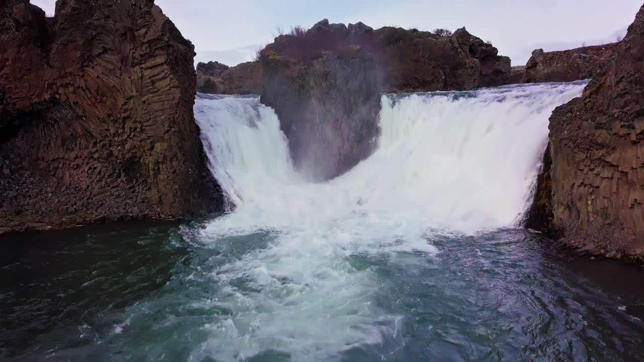 dos cascadas del mismo río desembocan en el estanque azul en islandia