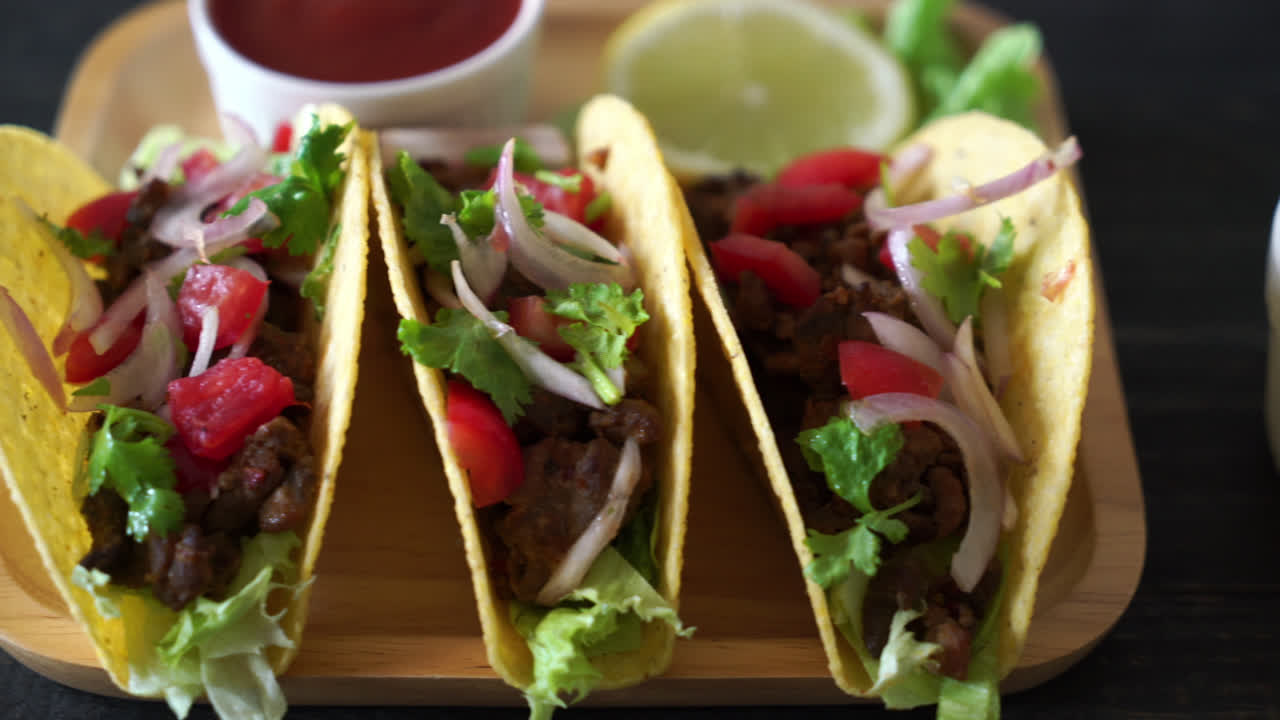 tacos con carne y verduras - estilo de comida mexicana