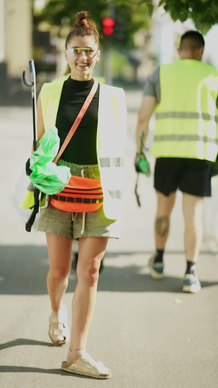 voluntarios de la comunidad limpiando una calle de la ciudad