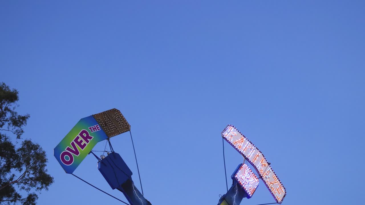 atracción giratoria contra el cielo azul claro