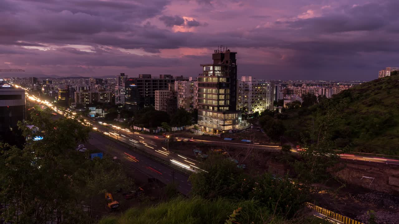 edificios de gran altura, hermoso cielo nublado dramático y desarrollo de la ciudad a lo largo de la autopista nacional mumbai-pune-bengaluru y el lapso de tiempo día a noche, pune, maharashtra, india
