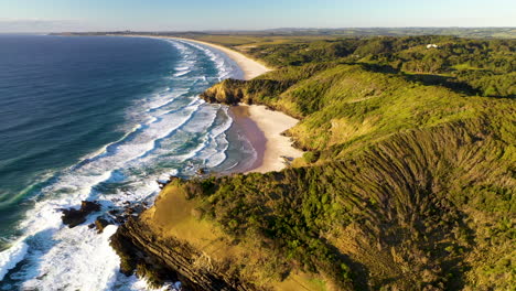 Filmische-Rotierende-Drohnenaufnahme-Von-Brechenden-Wellen-Am-Strand-Von-Broken-Head-In-Der-Nähe-Von-Byron-Bay