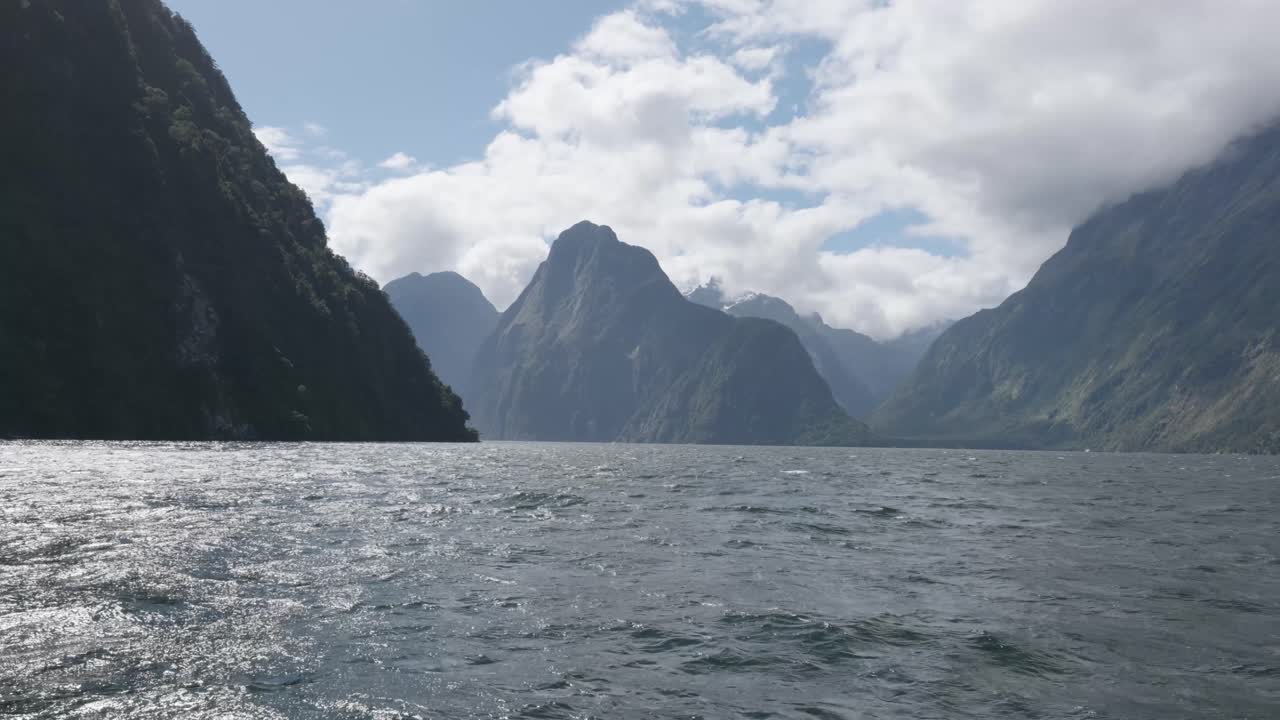 밀포드 사운드 (milford sound, fiordland, new zealand) 에서 은 여름날에 보트에서 피오드와 산의 넓은 풍경