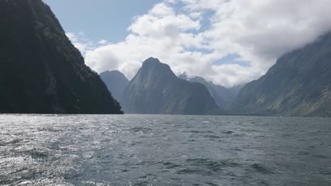 Amplia-Vista-Del-Fiordo-Y-Las-Montañas-Desde-Un-Barco-Durante-Un-Día-Soleado-De-Verano-En-Milford-Sound,-Fiordland,-Nueva-Zelanda