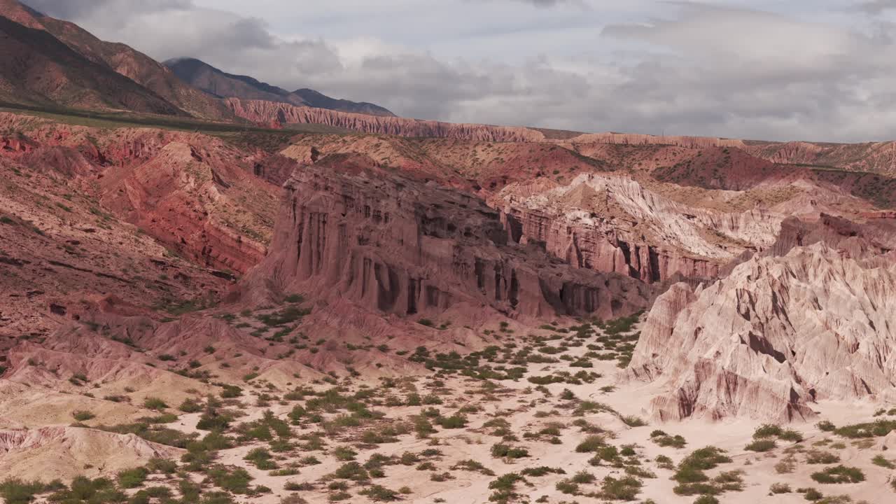 아르헨티나 살타주 카파야테 (cafayate) 에 있는 레드 록 계곡 (red rock valley) 의 놀라운 드론 영상.