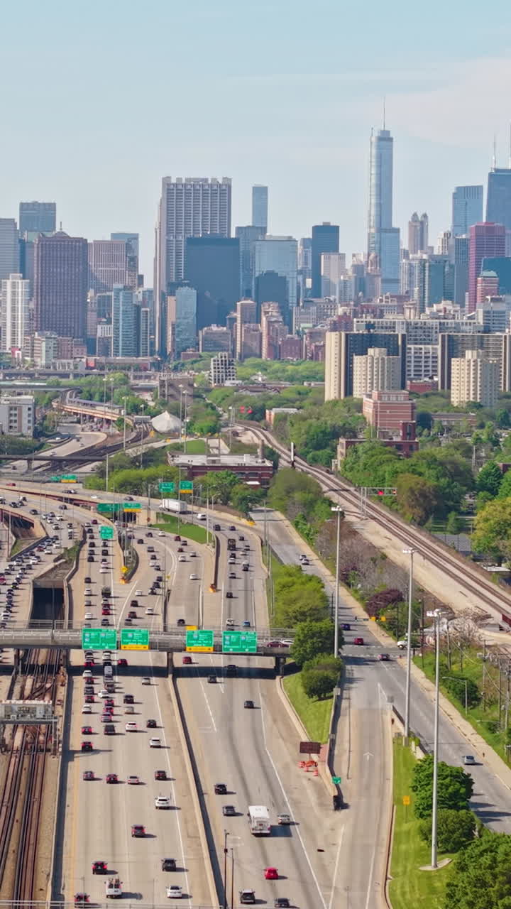 Chicago USA, Bidikan Drone Vertikal Pusat Kota dari Jalan Raya I-90 dan Lingkungan West Town Pulaski Park
