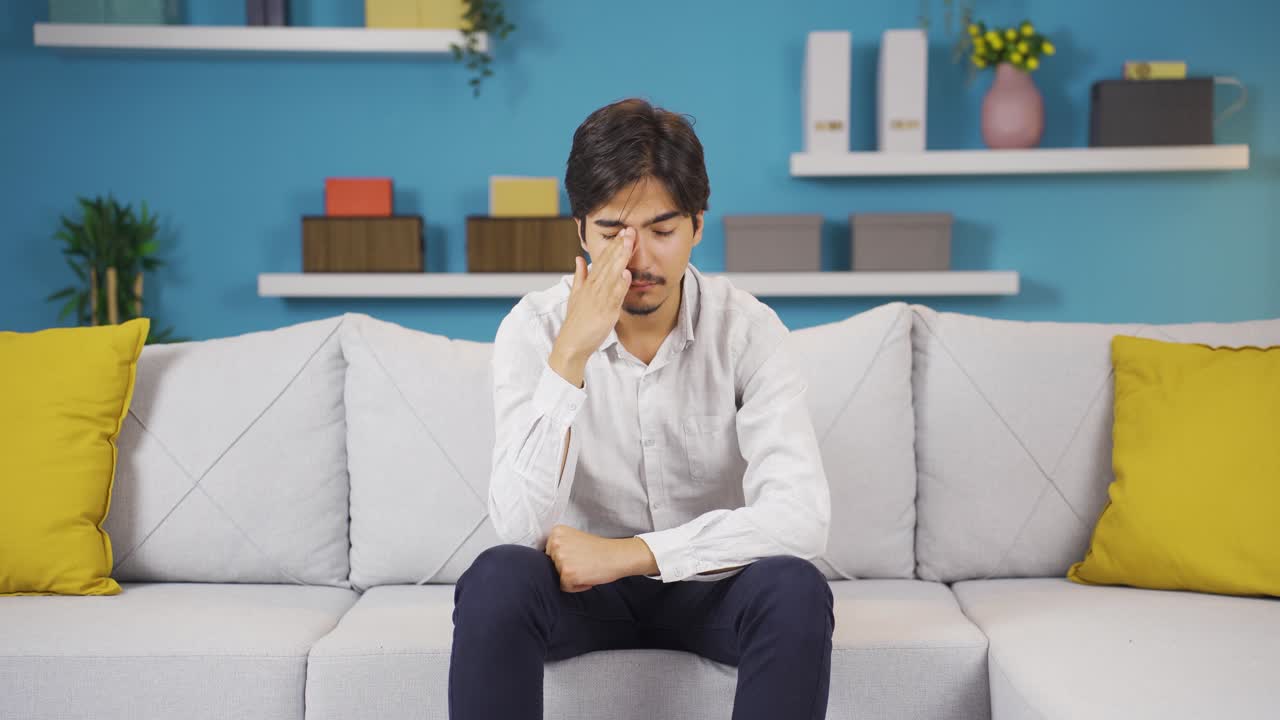 감정적 인 남자는 슬프게됩니다.