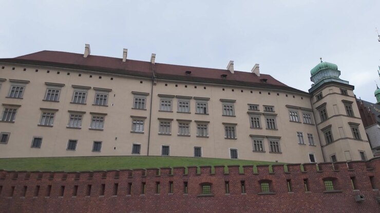 Cattedrale di Wawel e architettura circostante a Cracovia, Polonia. L'edificio iconico è una fusione di stili gotico e rinascimentale. Inquadratura con panoramica a sinistra