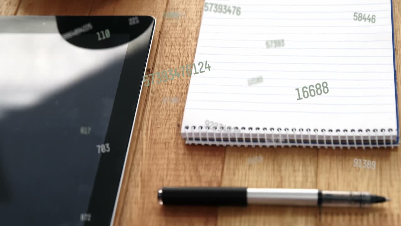 animación del procesamiento de datos con números en portátiles y dispositivos electrónicos.