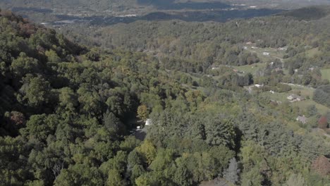 Aerial-drone-footage-of-blue-ridge-mountains-in-North-Carolina