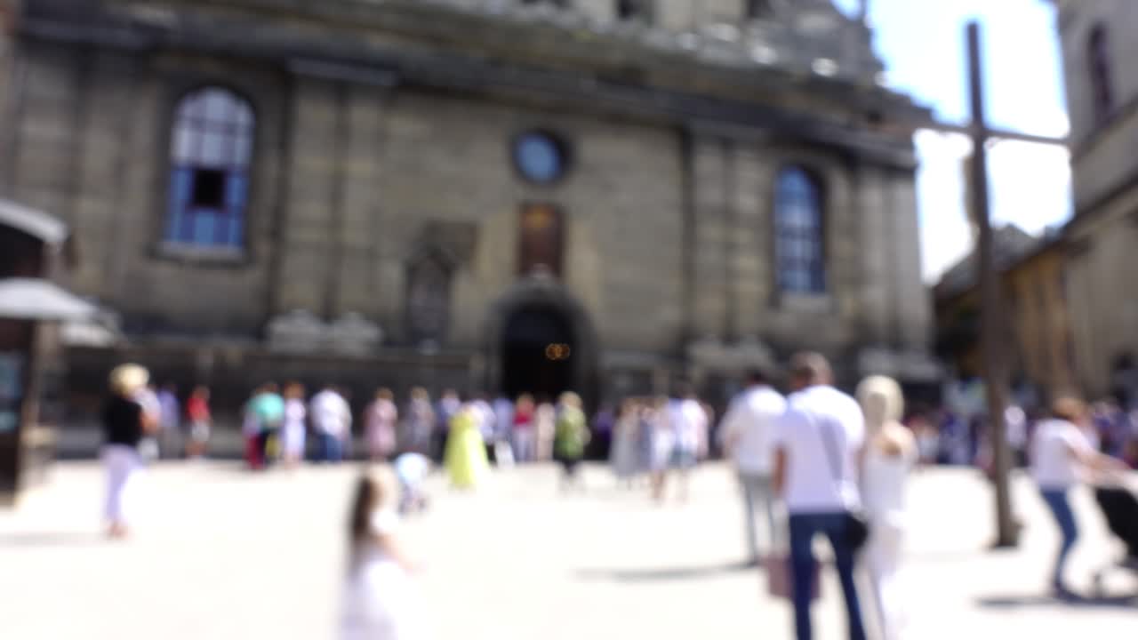 Le persone vicino alla Cattedrale Cattolica. Ripresa in time-lapse. Leopoli, Ucraina. Sfocato