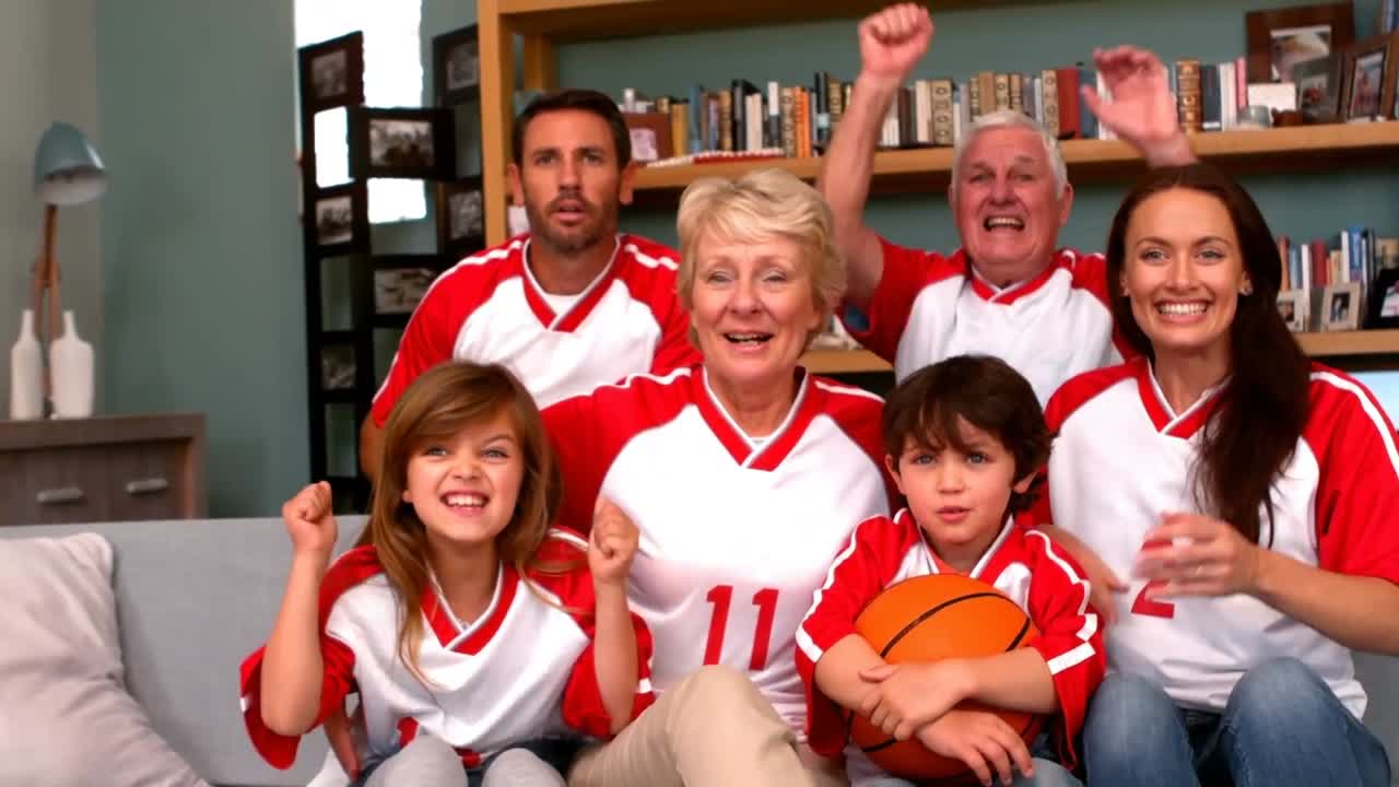 농구 경기를 시청 하는 가족