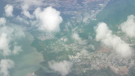 天空上空的云彩景观与飞行飞机的土地