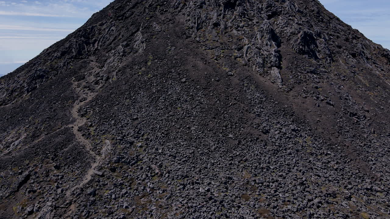 Luftfoto der afslører Piquinho på toppen af Pico-bjerget, Azorerne