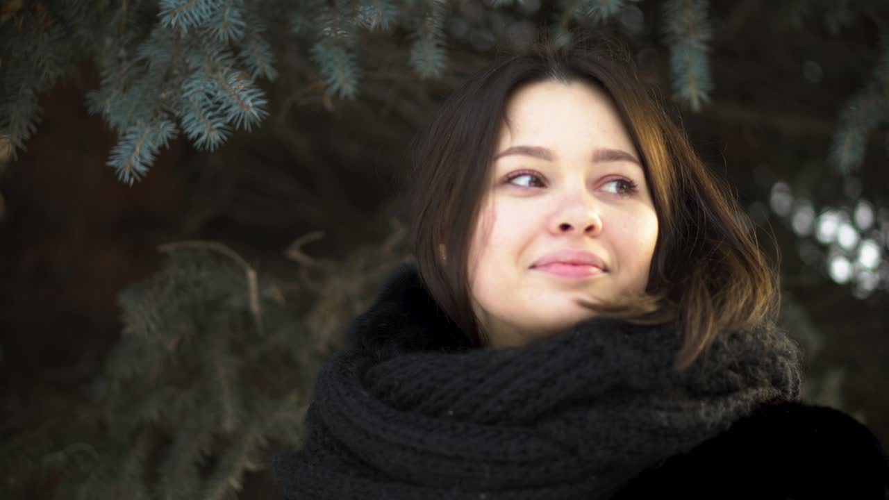 mujer en el parque de invierno