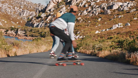 młodzi przyjaciele z wielu narodowości jeżdżą razem na longboardzie, jeżdżą na deskorolce, zjeżdżają w dół na wiejskiej drodze, bawią się, cieszą się relaksującymi letnimi wakacjami.