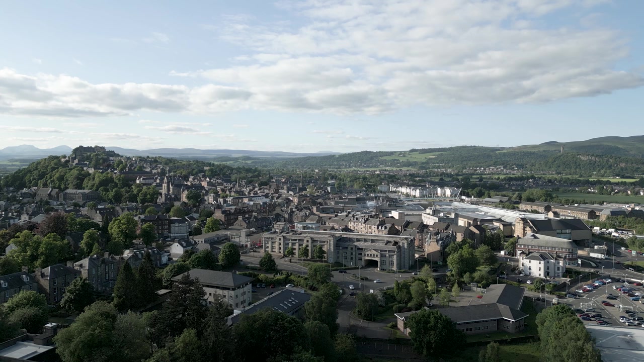 Centro città di Stirling, filmato di drone in orbita che mostra la vita cittadina.