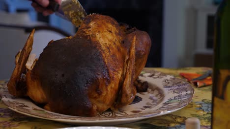 Cortar-El-Pavo-De-Acción-De-Gracias-En-Un-Plato-Decorativo---Cocina-Familiar-Durante-Las-Vacaciones