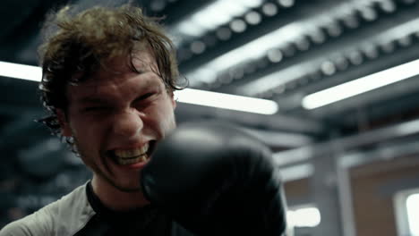 entrenamientos de combate agresivos golpes en el ring. kickboxer haciendo golpes en el gimnasio
