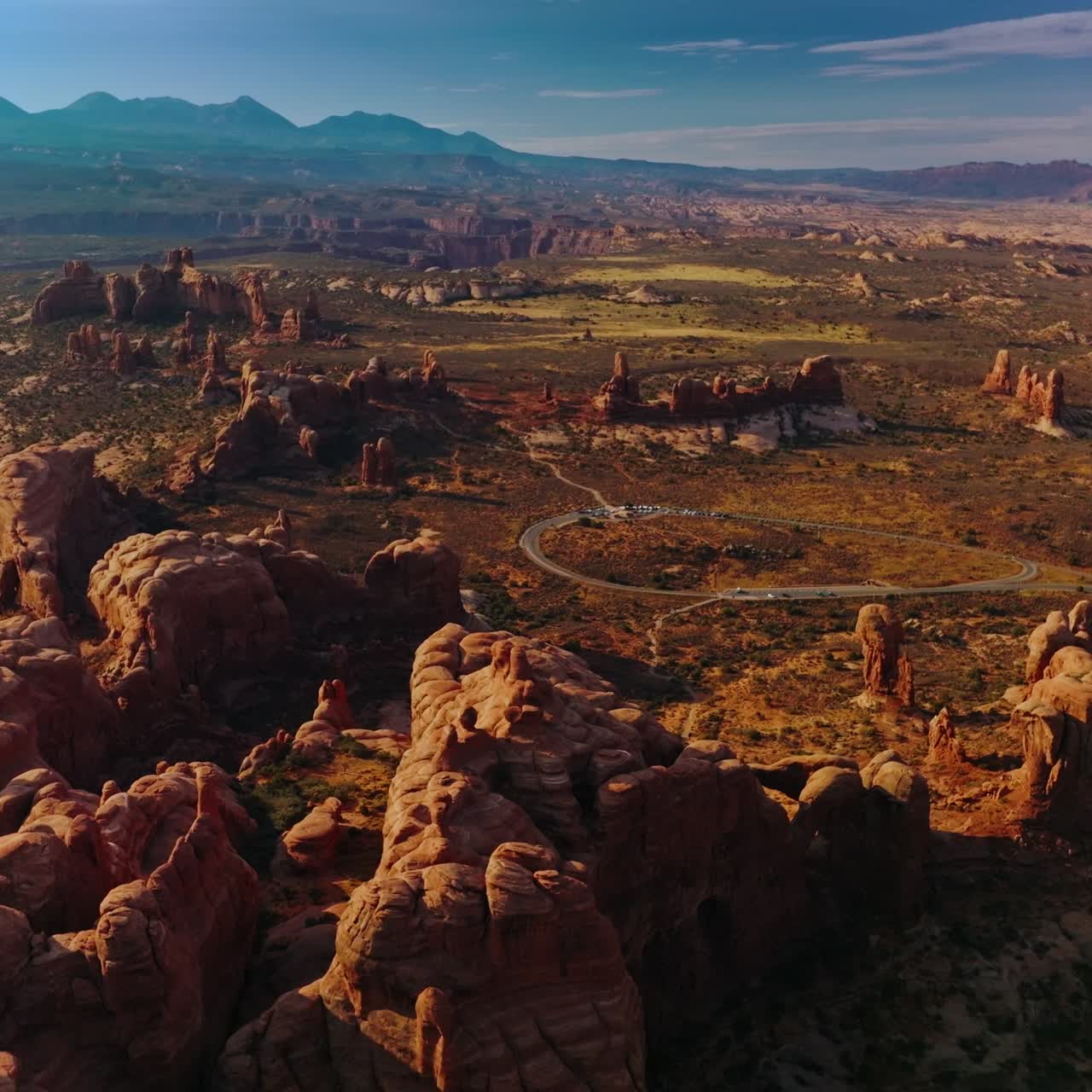 Rocce arrotondate del parco nazionale degli Arches nello Utah, USA. Panorama soleggiato della valle montuosa sullo sfondo del cielo blu. Vista dall'alto