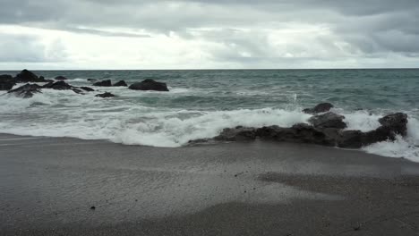 Wellen,-Die-An-Einem-Bewölkten-Tag-In-Die-Felsen-Am-Strand-Von-Costa-Rica-Schlagen
