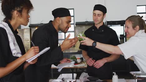 cocinera caucásica que enseña a un grupo diverso
