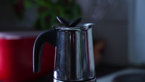 primer plano de una máquina de café brillante y reflectante que está preparando café, el vapor se eleva