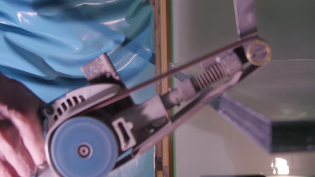 pulido de vidrio con un molinillo de banda