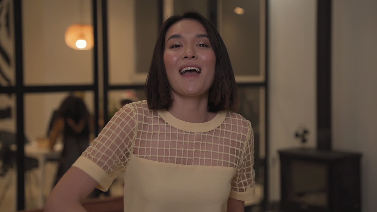 새해 전야 파티에서 재미있는 얼굴을 만들고, 춤을 추고, 색종이 조각을 던지는 아름다운 여성