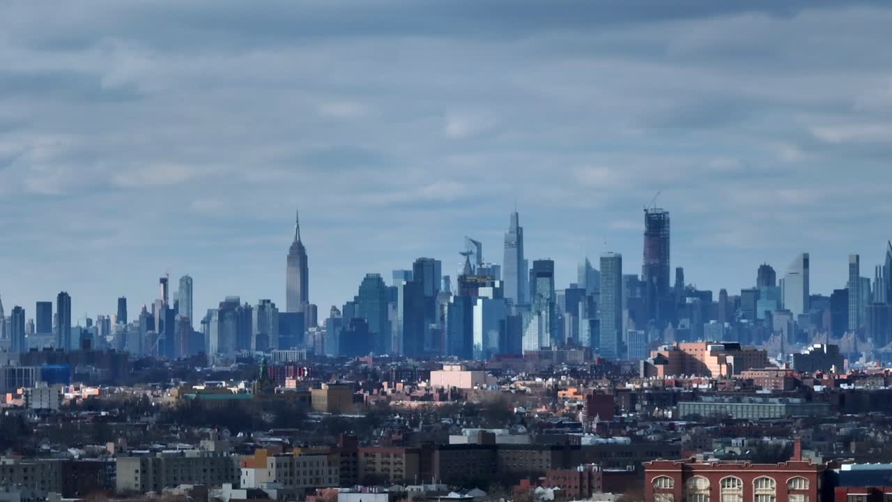 구름이 많은 날 즈의 코로나 파크 (corona park) 에서 뉴욕 시의 동쪽을 한눈에 볼 수 있습니다.