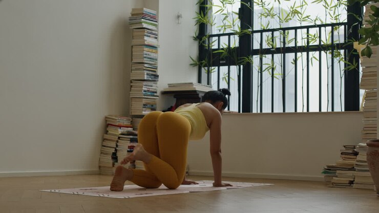 giovane donna asiatica in abbigliamento sportivo giallo che fa esercizio mattutino esercizio allenamento in yoga, stile di vita moderno appartamento