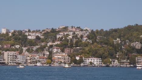 Immobilien-Am-Wasser,-Wohlhabendes-Viertel-Am-Bosporus