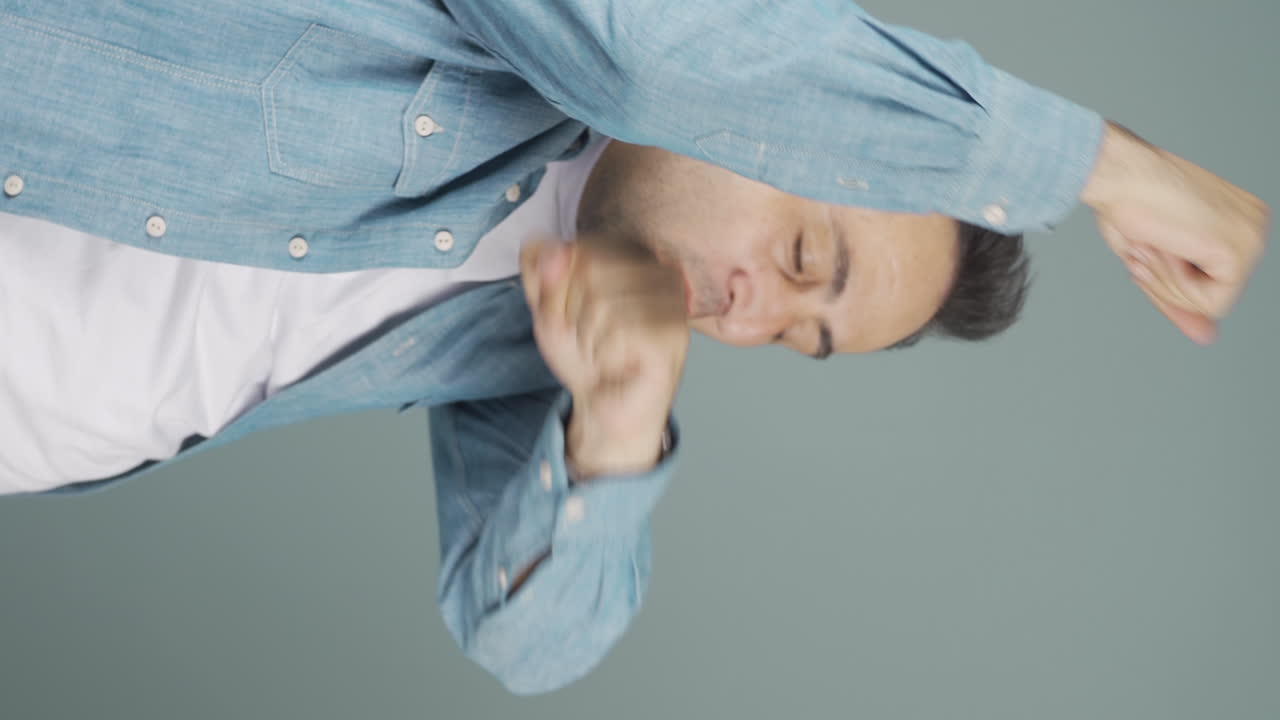 행복한 남자가 춤을 추는 수직 비디오.