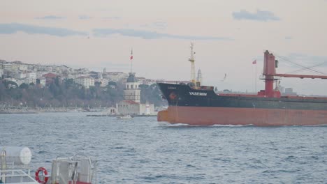 el barco de carga pasa por la torre de la doncella en estambul