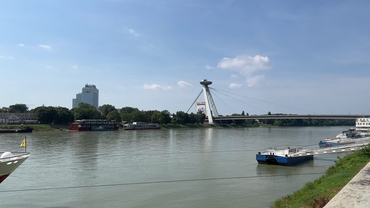 슬로바키아 의 유럽 수도 인 브라티슬라바 에 있는 다뉴브 강 에 있는 크루즈 선박