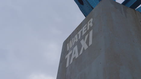 segno di taxi d'acqua sul molo del ponte a cleveland ohio flats