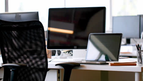 computadora portátil y de escritorio en el escritorio 4k