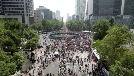 Drohnenaufnahme,-Die-Die-Pride-Parade-Im-Juni-Auf-Dem-Paseo-De-La-Reforma-In-Mexiko-Stadt-Zeigt