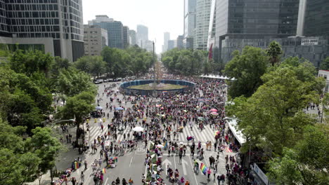 Tiro-De-Drone-Que-Muestra-El-Desfile-Del-Orgullo-De-Junio-En-El-Paseo-De-La-Reforma-En-La-Ciudad-De-México