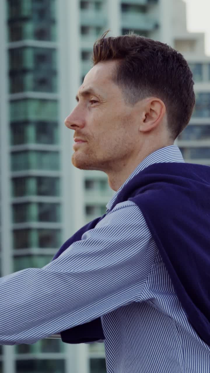 hombre en perfil de la ciudad