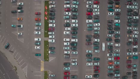 vista aérea de un estacionamiento