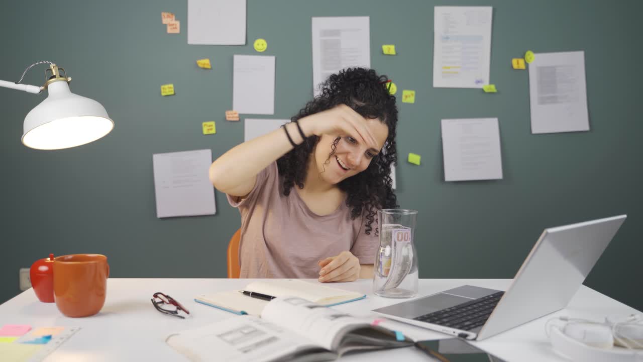 una estudiante que ahorra dinero.