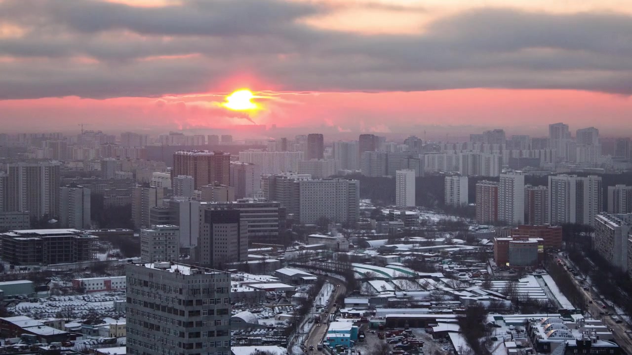 Moskva. Solnedgang med skyer over sneklædte bygninger på en vinterdag panoramisk udsigt timelapse, Rusland