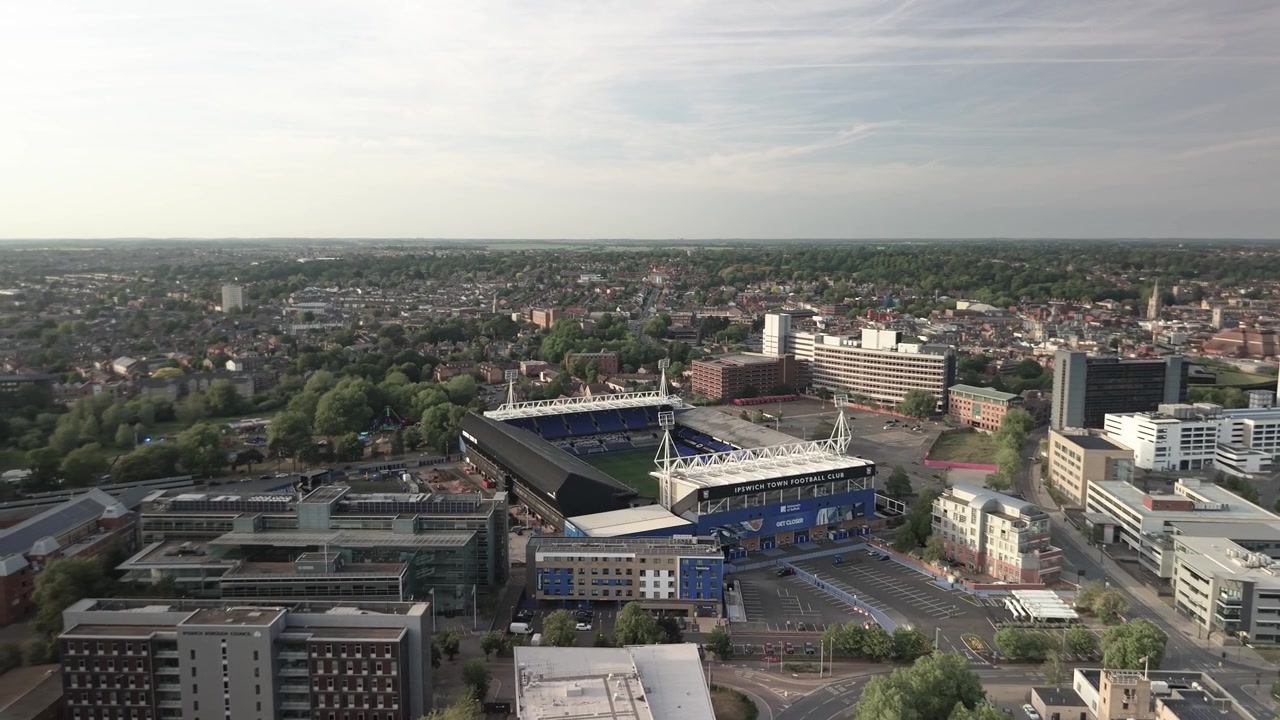 Portman Road stadion og bybilde i Ipswich, Suffolk, England – Luftfoto med drone.