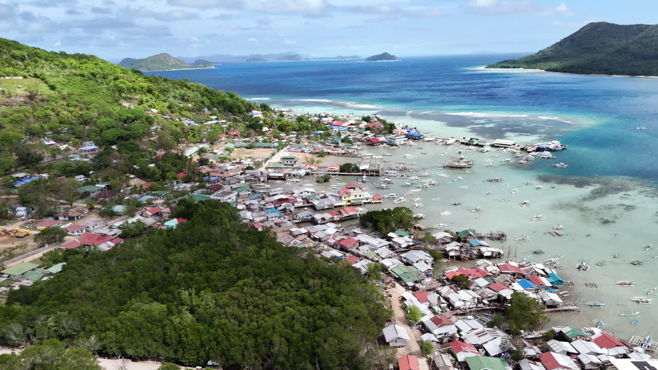 Panoramica orizzontale con drone su una località costiera a Linapacan con viste mozzafiato sull'oceano e dintorni insulari.