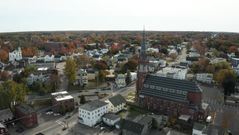 Vista-Panorámica-Aérea-De-Una-Iglesia-En-Un-Pueblo-Encantador,-Biddeford,-Maine