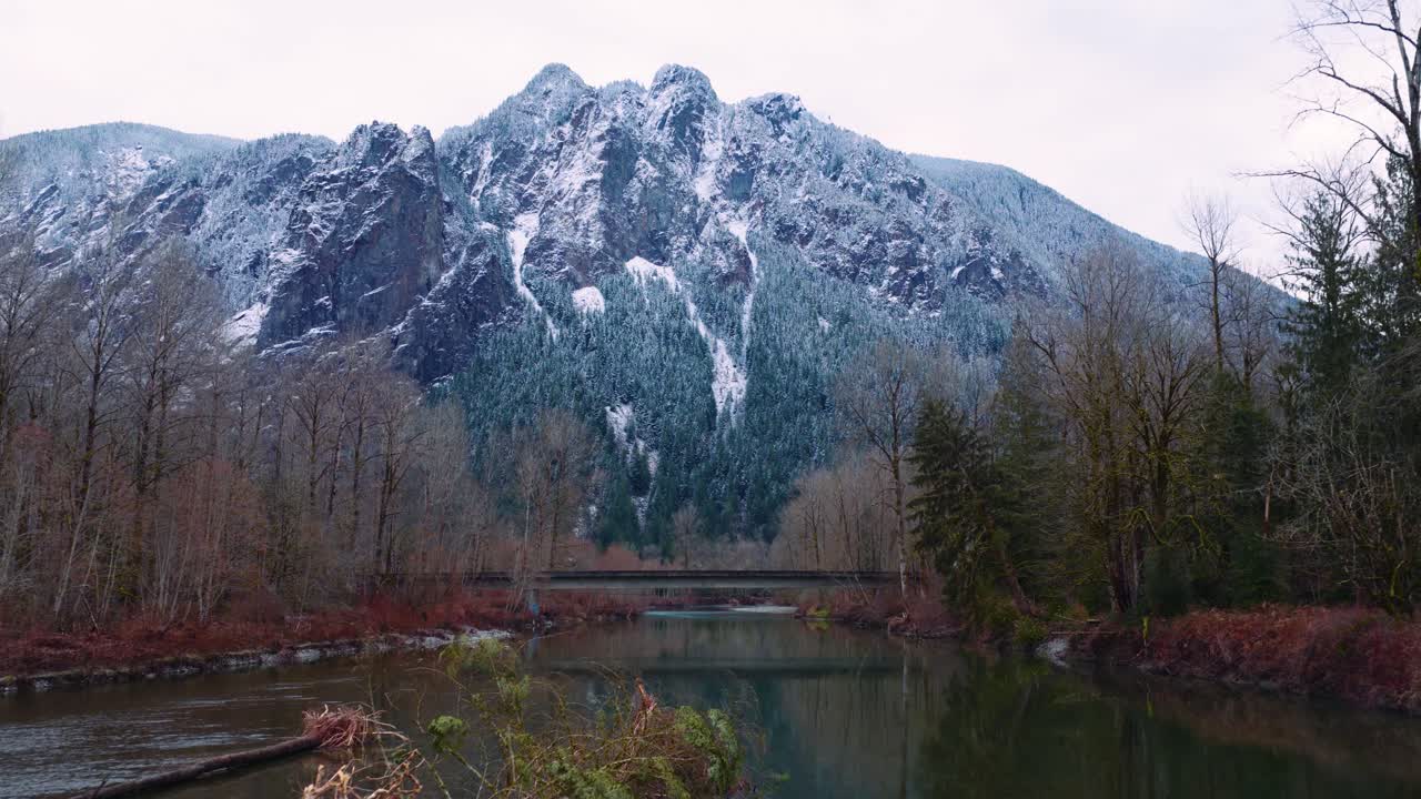Filmato drone che mostra il Monte Si e il fiume Snoqualmie. Ideale per progetti invernali o paesaggistici.
